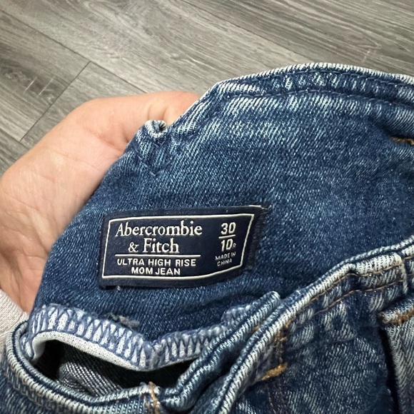 Abercrombie & Fitch ultra high rise mom jeans denim dark wash size 10/30 women's - Picture 3 of 3